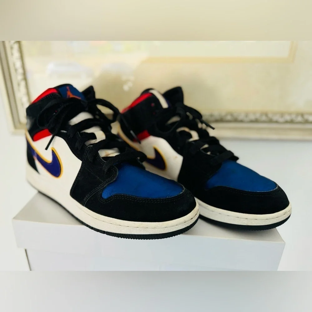 Nike Air Jordan Retro 1 Mid SE Lakers Rivals BQ6931-005 Sz 6.5 Youth or 8 Women